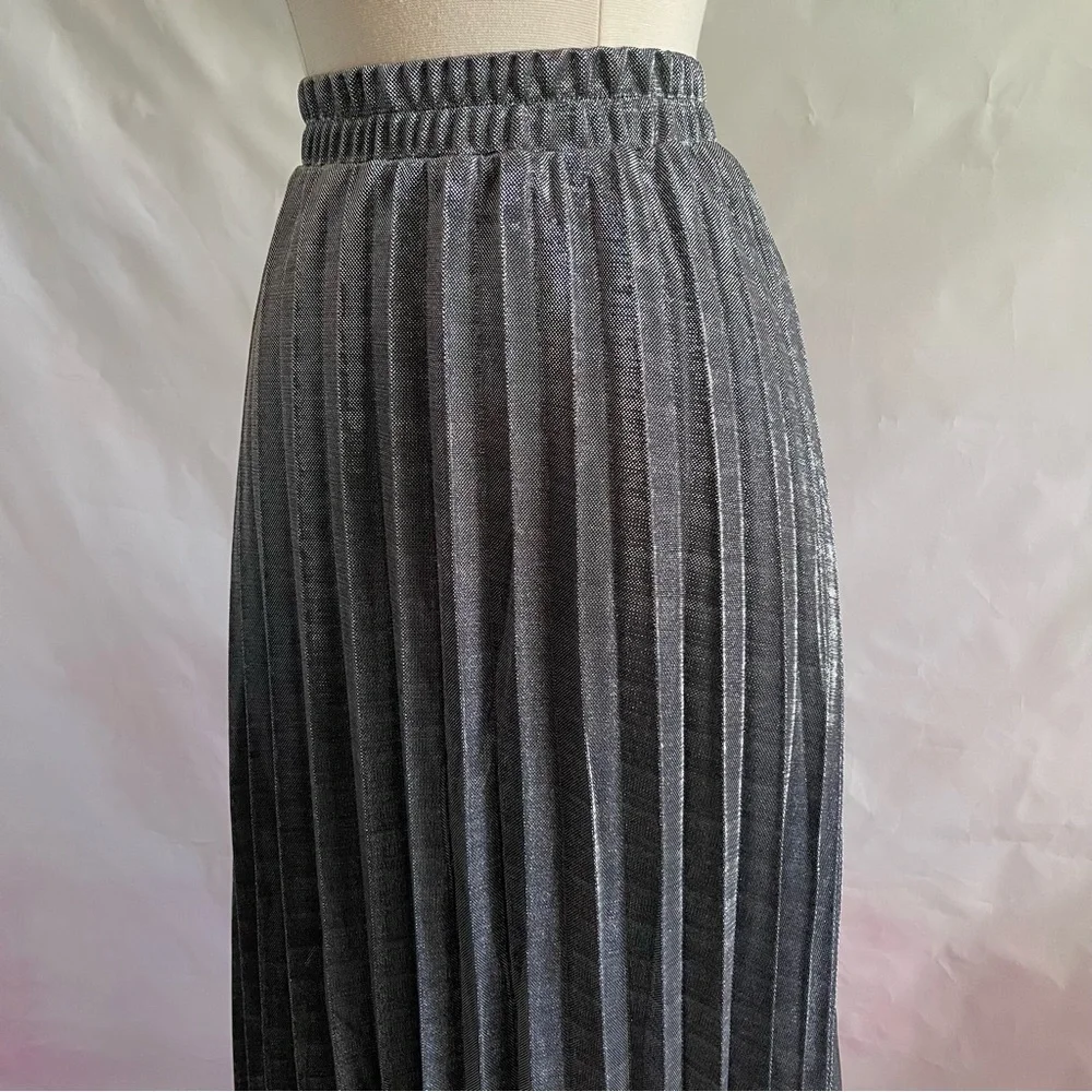 Black and Silver Pleated Skirt Size XXL - Picture 2 of 7